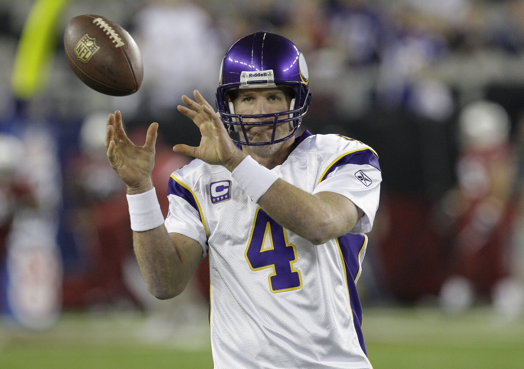 2009: Brett Favre sets NFL record by playing in his 283rd consecutive game